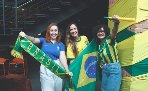 
          Imagem ilustrativa da imagem Música e atrações até para crianças durante jogo do Brasil
          
