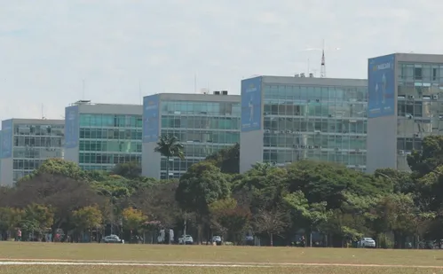 
          Imagem ilustrativa da imagem Nove concursos federais a partir de hoje com salário de até R$ 11 mil
          