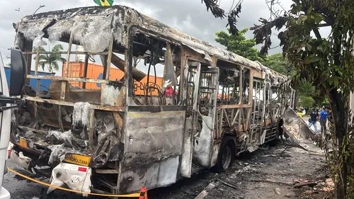 
          Imagem ilustrativa da imagem Ônibus é incendiado na BR-101 na Zona Oeste do Recife
          