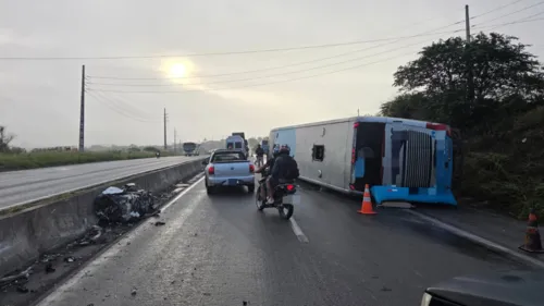 
          Imagem ilustrativa da imagem Ônibus tomba na BR-232 e deixa 16 feridos em Caruaru
          
