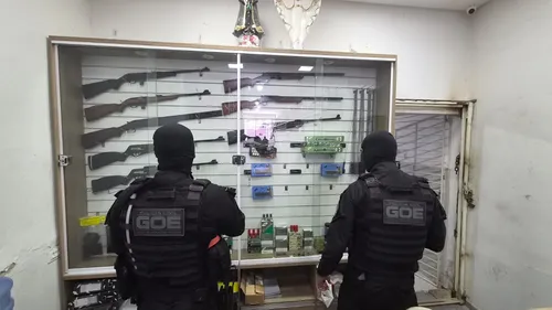 
          Imagem ilustrativa da imagem Operação Forja II: Polícia Civil mira comércio ilegal de armas em Serra Talhada
          
