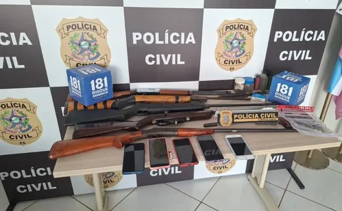 
          Imagem ilustrativa da imagem Operação apreende 6 armas e autua servidor da prefeitura em Ibatiba
          