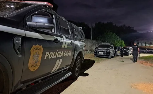 
          Imagem ilustrativa da imagem Operação contra grupo ligado ao Comando Vermelho prende 9 suspeitos em Fundão
          