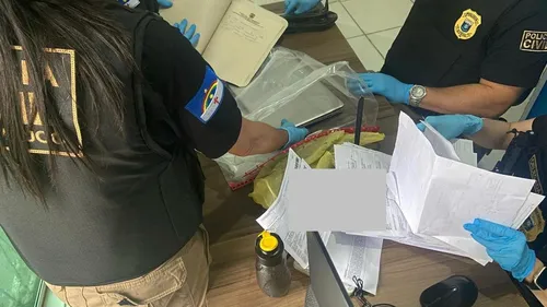 
          Imagem ilustrativa da imagem PCPE realiza operação contra quadrilha envolvida com tráfico e extorsão
          