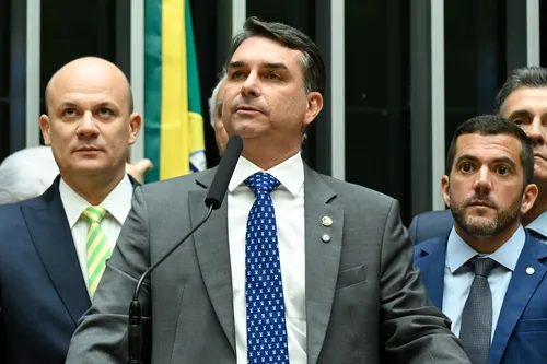 
          Imagem ilustrativa da imagem Flávio Bolsonaro participa de comício no bairro do Recife nesta quarta-feira (16)
          