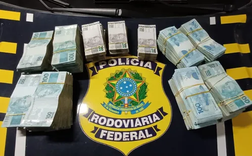 
          Imagem ilustrativa da imagem PRF apreende R$ 500 mil em espécie com passageiro durante fiscalização em ônibus
          