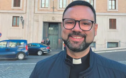 
          Imagem ilustrativa da imagem Padre capixaba entra para a elite mundial da liturgia católica
          