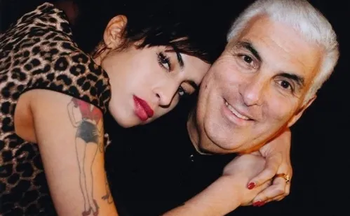 
          Imagem ilustrativa da imagem Pai de Amy Winehouse é condenado a pagar R$ 6,5 milhões a amigas da cantora
          