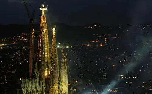 
          Imagem ilustrativa da imagem Papa Leão 14 celebra missa e inaugura torre na Sagrada Família, em Barcelona
          