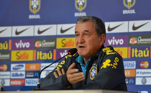 
          Imagem ilustrativa da imagem Carlos Alberto Parreira recebe alta após quase três meses internado
          