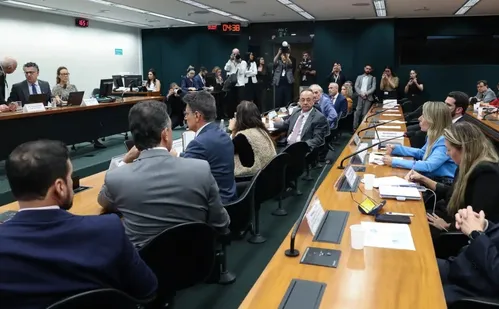 
          Imagem ilustrativa da imagem Pedido de vista adia votação da PEC do fim da escala 6X1
          