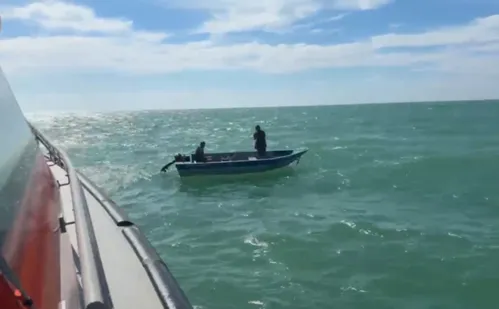 
          Imagem ilustrativa da imagem Pescadores são resgatados após passarem 5 horas à deriva no ES
          