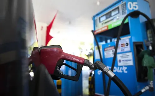 
          Imagem ilustrativa da imagem Petrobras anuncia redução do preço do diesel em R$ 0,35
          