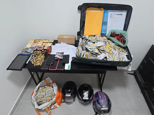 
          Imagem ilustrativa da imagem Polícia Civil prende quatro por extorsão contra comerciantes em PE
          