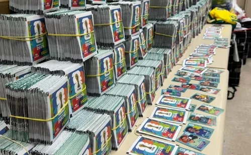 
          Imagem ilustrativa da imagem Polícia apreende 200 mil figurinhas falsificadas do álbum da Copa no RJ
          