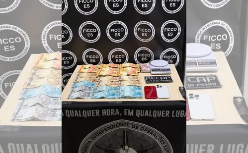 
          Imagem ilustrativa da imagem Polícia prende líder do tráfico de drogas da Grande Vitória com R$21 mil
          