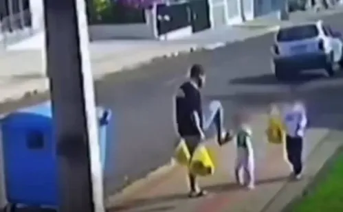 
          Imagem ilustrativa da imagem Polícia prende pai flagrado chutando filha de três anos no PR
          
