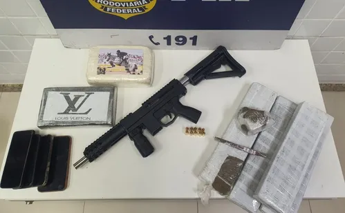 
          Imagem ilustrativa da imagem Quatro pessoas são presas com arma caseira e drogas na BR-101 em Guarapari
          