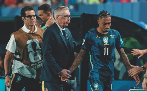 
          Imagem ilustrativa da imagem Raphinha promete retorno rápido após lesão: 'amo vestir a camisa da seleção'
          