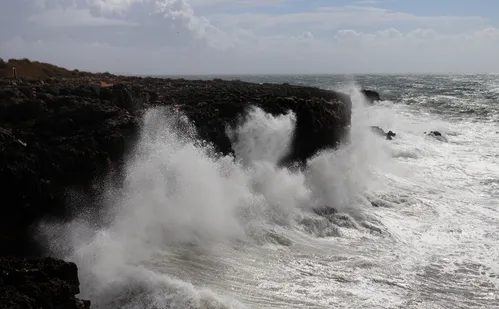 
          Imagem ilustrativa da imagem Ressaca: Marinha emite alerta de mar grosso com ondas de até 4 metros no ES
          