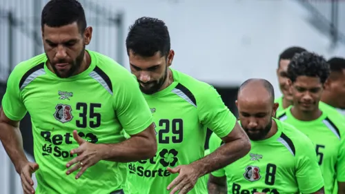 
          Imagem ilustrativa da imagem Santa Cruz tem treino cancelado após protesto de jogadores por atraso salarial
          