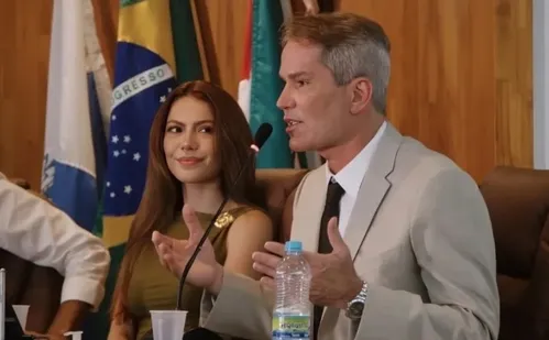 
          Imagem ilustrativa da imagem Sarah Poncio se pronuncia após prisão do pai e defende inocência do pastor
          
