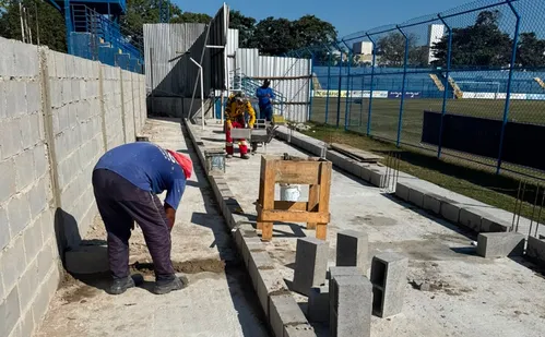 
          Imagem ilustrativa da imagem Sem jogos até 2027, obras no Salvador Costa estão a todo o vapor
          