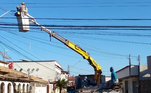 
          Imagem ilustrativa da imagem Serra faz operação para retirar cabos e organizar postes neste domingo
          