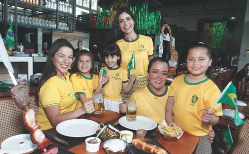 
          Imagem ilustrativa da imagem Sextou em clima de torcer pela Seleção Brasileira na Grande Vitória
          