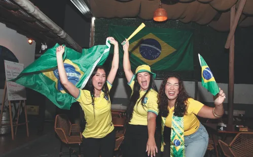 
          Imagem ilustrativa da imagem Sextou em clima de torcer pela Seleção Brasileira na Grande Vitória
          