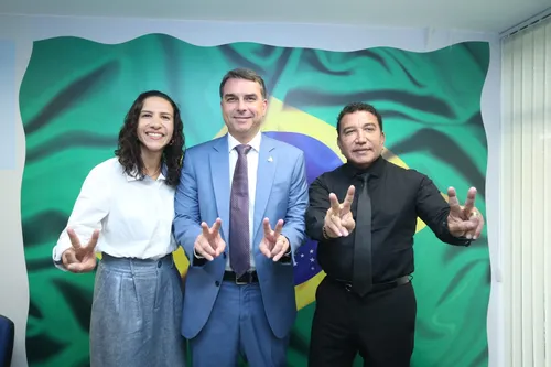 
          Imagem ilustrativa da imagem Sinais em evento com Flávio Bolsonaro
          
