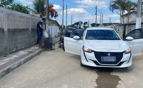 
          Imagem ilustrativa da imagem Suspeito de matar pai e filho a facadas é preso escondido em Linhares
          