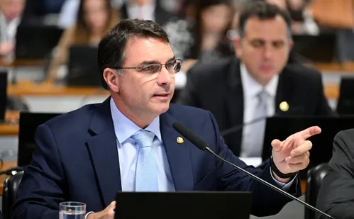 
          Imagem ilustrativa da imagem Flávio Bolsonaro tem filiação ao PL retomada pelo TSE
          
