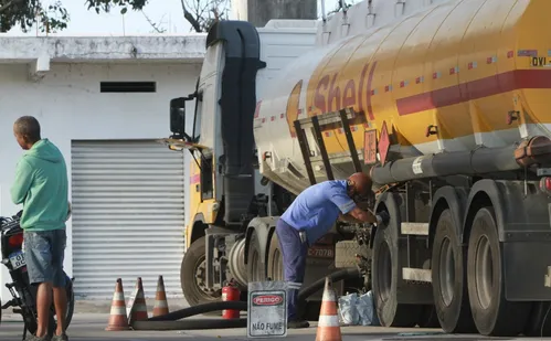 
          Imagem ilustrativa da imagem Tanqueiros preparam greve para a próxima semana
          