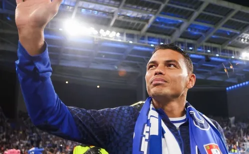 
          Imagem ilustrativa da imagem Thiago Silva deixa o Porto após cinco meses de clube
          