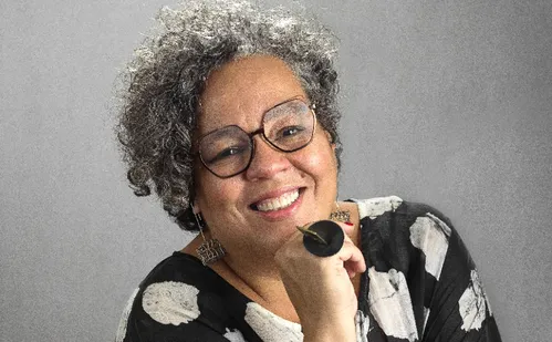 
          Imagem ilustrativa da imagem “Toca Maria Bethânia Pra Ela”: romance-álbum homenageia Bethânia
          