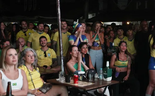 
          Imagem ilustrativa da imagem Torcida veste verde e amarelo, mas Brasil se despede da Copa após derrota
          