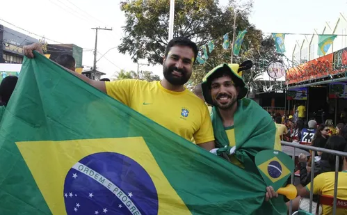
          Imagem ilustrativa da imagem Torcida veste verde e amarelo, mas Brasil se despede da Copa após derrota
          