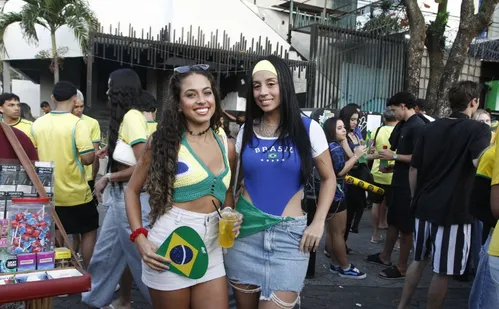 
          Imagem ilustrativa da imagem Torcida veste verde e amarelo, mas Brasil se despede da Copa após derrota
          