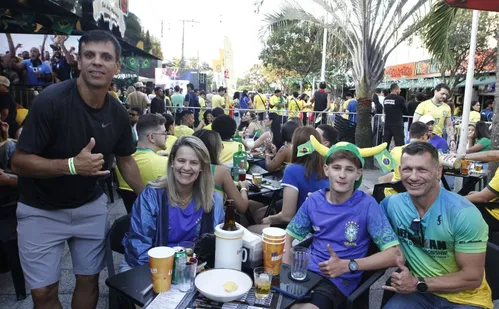 
          Imagem ilustrativa da imagem Torcida veste verde e amarelo, mas Brasil se despede da Copa após derrota
          