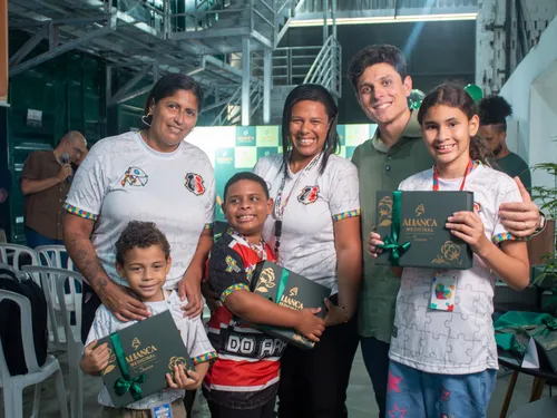 
          Imagem ilustrativa da imagem Torcidas autistas se unem por cannabis medicinal em PE
          