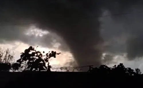 
          Imagem ilustrativa da imagem Tornado atinge três cidades do RS e deixa feridos e danos materiais
          