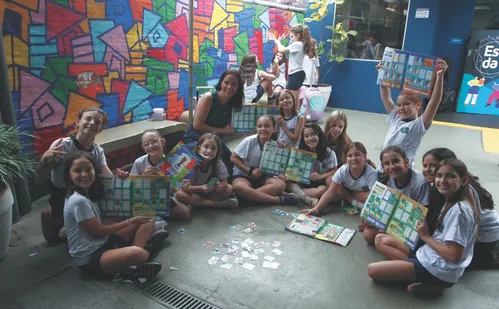 
          Imagem ilustrativa da imagem Troca de figurinhas muda rotina do recreio das escolas
          