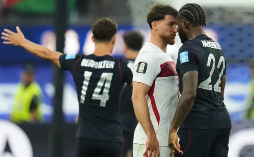 
          Imagem ilustrativa da imagem Turquia marca no último lance, vence os EUA e se despede da Copa com vitória
          