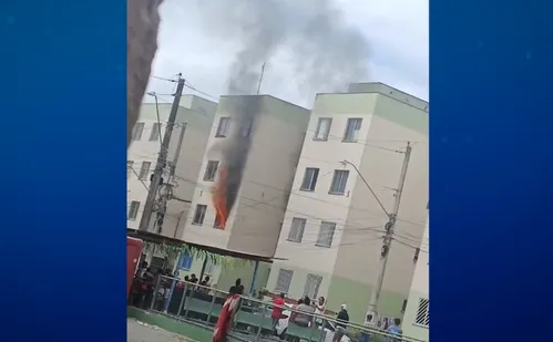 
          Imagem ilustrativa da imagem VÍDEO I Incêndio atinge apartamento em residencial na Serra
          