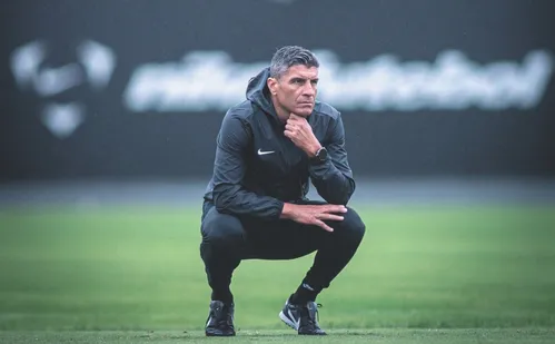 
          Imagem ilustrativa da imagem Vasco recomeça no Brasileirão com cara nova no banco
          