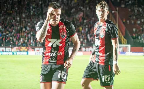 
          Imagem ilustrativa da imagem Vitória aproveita falha do Vasco, vence e estraga estreia de português
          