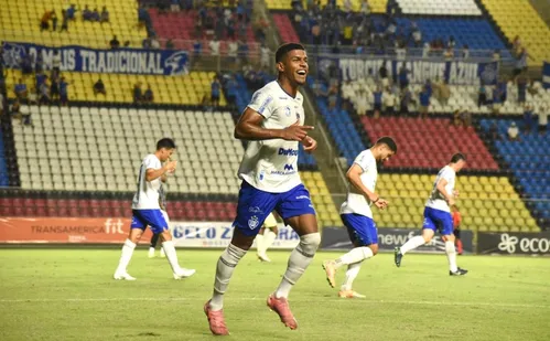 
          Imagem ilustrativa da imagem Vitória vence clássico e assume a liderança na Série D
          