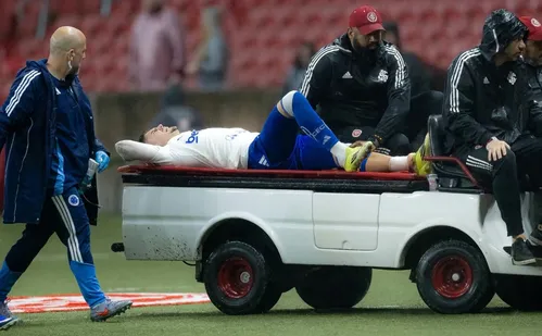 
          Imagem ilustrativa da imagem Zagueiro do Inter se manifesta após causar fratura em Gabriel Pec, do Cruzeiro
          
