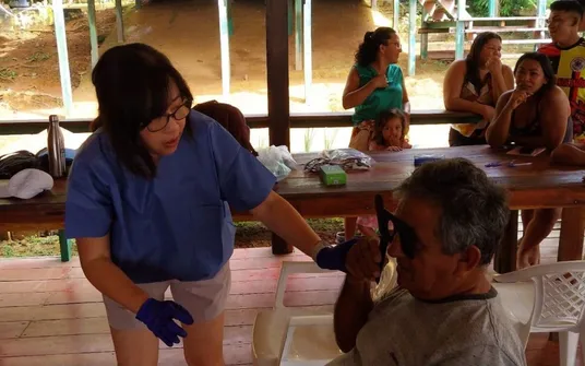 Imagem ilustrativa da imagem Família chinesa acolhida no Recife trata olhos de indígenas na Amazônia